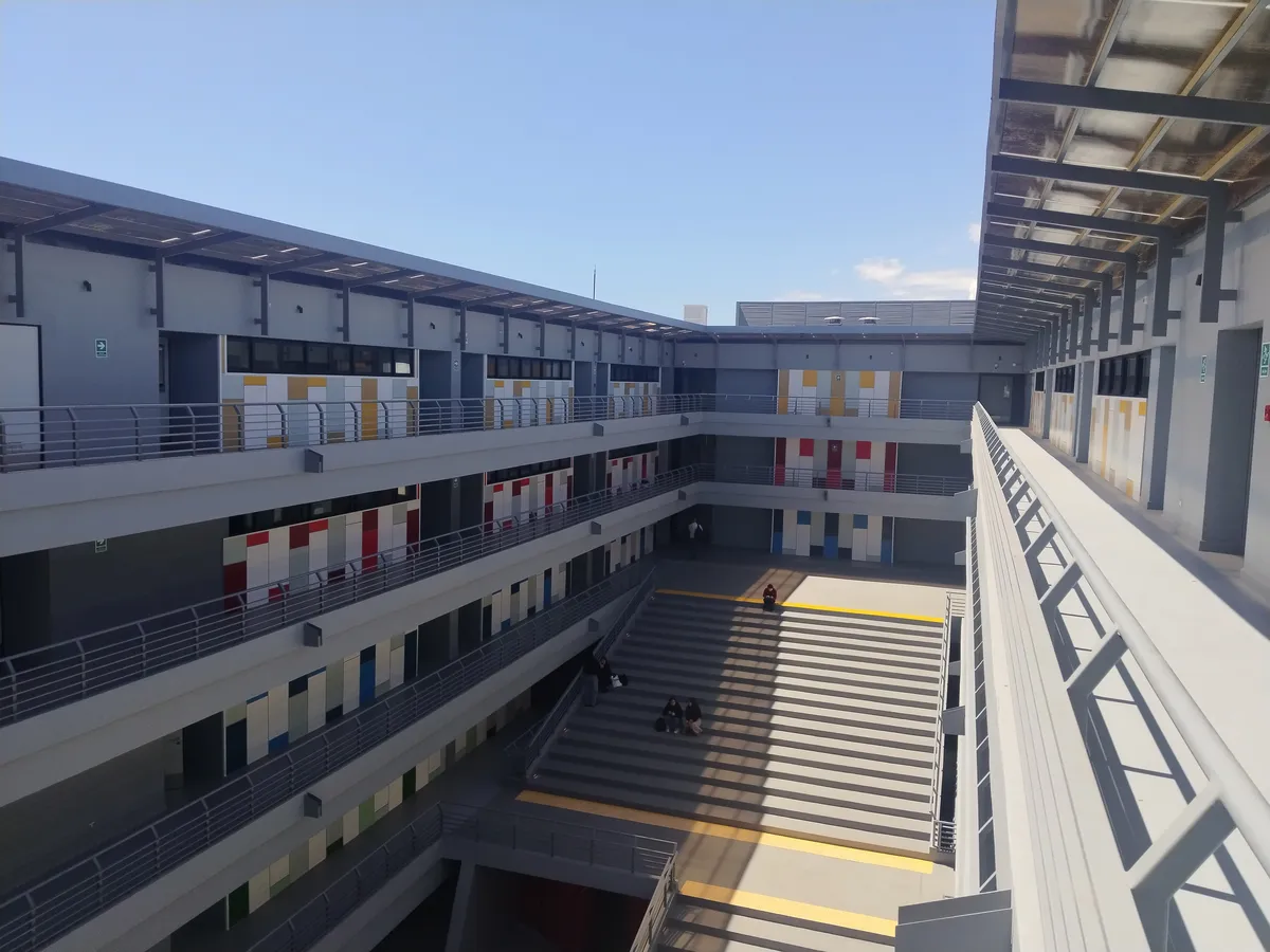 Edificio C de día